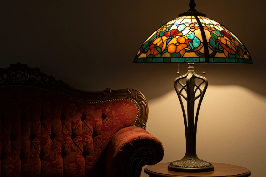 آباژور کنار مبل راحتی