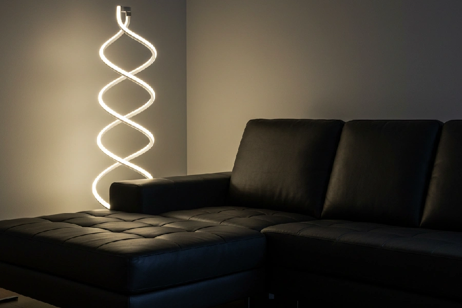 آباژور کنار مبل راحتی